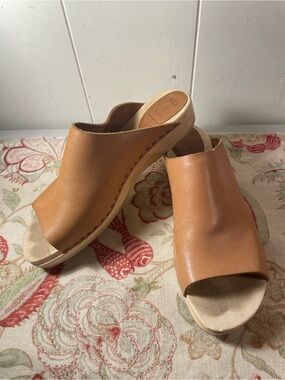 Lauren Manoogian No 6 Tan Leather Open-Toe Slide Clogs